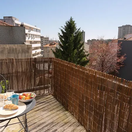 アパート ! Lighty Santa Catarina ! Balcony & Dishwasher! ポルト